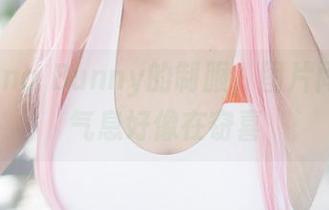 看着Hana Bunny的制服，图片间流转的气息好像在窃喜